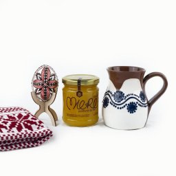 Pachet cadou cu cana ceramica de Sitar Baia Mare, miere, ou incondeiat si stergar traditional (cod CAD051)