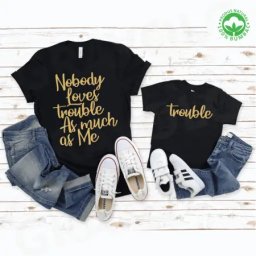Set tricouri personalizate pentru mama si fiica nobody loves trouble as much as me text auriu