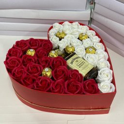 Cadou Sweet Honey cutie inima rosie cu trandafiri de sapun, Jack Daniel's si praline Ferrero Rocher (TIP PRODUS: Aranjament floral)