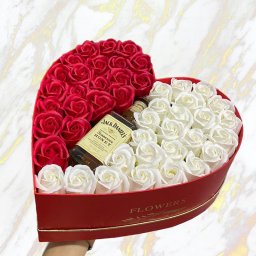 Cadou Honey cutie inima rosie cu trandafiri de sapun si Jack Daniel's (TIP PRODUS: Aranjament floral)