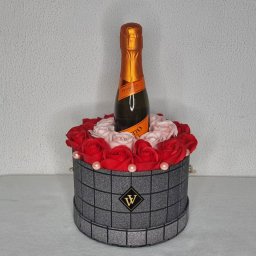 Cadou Story Gift Aranjament floral in cutie rotunda silver cu trandafiri de sapun si Prosecco (TIP PRODUS: Aranjament floral)