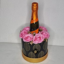 Cadou Golden Pink Gift Aranjament floral in cutie rotunda silver cu trandafiri de sapun si Prosecco (TIP PRODUS: Aranjament floral)