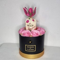 Cadou Pretty Gift cutie rotunda silver cu trandafiri de sapun si praline Heidi Bouquet (TIP PRODUS: Aranjament floral)