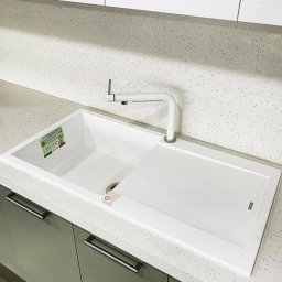 Chiuveta bucatarie granit CookingAid Amanda AM9910 Alba Polar White reversibila stanga dreapta cu picurator + accesorii montaj