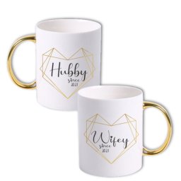 Set 2 cani toarta aurie, pentru cuplu personalizate cu textul Hubby, Wifey