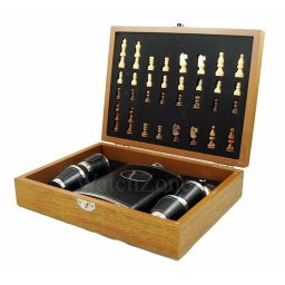 Set Cadou Executive „Gentleman’s Game” – Șah, Ploscă și Accesorii în Piele Neagră