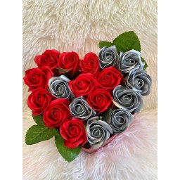 Aranjament cutie inima cu trandafiri de sapun 32cm