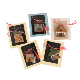 Martisor din ceramica lucrat manual - model casuta