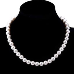 Colier elegant de dama Pufo White Gravel cu perle acrilice albe, model scurt si rafinat