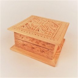 Cufar natur sculptat din lemn - 14x14x7 cm