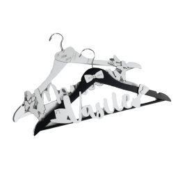 Set 2 umerase din lemn pentru mire si mireasa, personalizate cu nume - OMIS305001