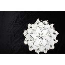 Mileu vintage cu floare în relief din dantelă crem-ivoire – anii ’50