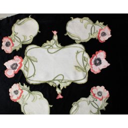 Set de 5 piese de masă brodate manual – in grej, floral anii ’20