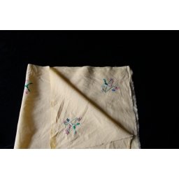 Bucată de pânză broderie florală anii ’40 – galben vanilie cu roz și verde