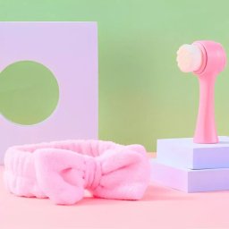Set cadou pentru ea perie faciala si bentita cosmetica Radianta