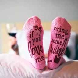 Sosete amuzante If you love me Bring Me Wine Briose roz