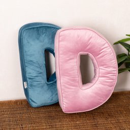 Perna XL- 40cm, Hiko Name litera D din catifea albastra sau roz, cu vipusca