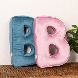 Perna XL-40cm, Hiko Name litera B din catifea albastra sau roz, cu vipusca