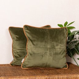Set 2 perne decorative cu fata detasabila Hiko COMFY catifea kaki, cu vipusca cognac