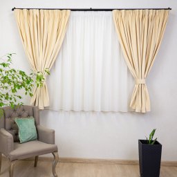 Set 5 piese Hiko, doua draperii scurte din catifea Comfy crem cu 2 benzi de prindere si o perdea Ana voal, cu rejansa