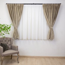 Set 5 piese Hiko, doua draperii scurte din catifea Comfy bej cu 2 benzi de prindere si o perdea Ana voal, cu rejansa