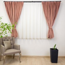 Set 5 piese Hiko, doua draperii scurte din catifea Comfy somon cu 2 benzi de prindere si o perdea Ana voal, cu rejansa Premium, creion de 6,5cm