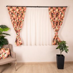 Set 5 piese Hiko Fantasy, 2 draperii scurte orange Blumen cu 2 benzi de prindere si o perdea Ana voal, cu rejansa