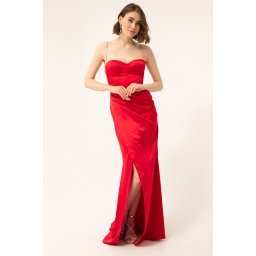 Lafaba roșu pentru femei cu bretele de pietre și o rochie de seară lungă din satin cu șliț.