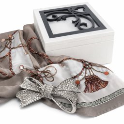 Set Cadou Elegant , BroE a Funda Argintie EE arfa Matase, cu Cutie Lemn Premium