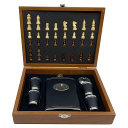 Cutie de E ah cu accesorii pentru whisky , cadou elegant pentru barbati pasionati de strategie. TOP 10 Cadouri Barbati