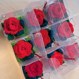 Martisor crosetat manual floare rosie