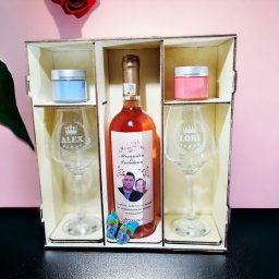 Set cadou cuplu, 2 pahare personalizate si o sticla de vin