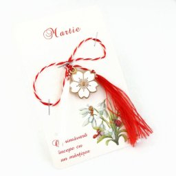 Martisor floricica alba cu snur si cartonas
