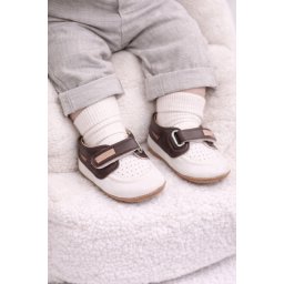 Pantofiori albi cu maro de ocazie pentru baietei
