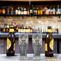 2 pahare bere personalizate, 300 ml, "Prieteni"