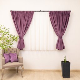 Set 5 piese Hiko, doua draperii scurte din catifea Comfy mov cu 2 benzi de prindere si o perdea Ana voal, cu rejansa