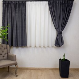 Set 2 draperii scurte cu doua benzi de prindere Hiko COMFY catifea gri antracit, cu rejansa