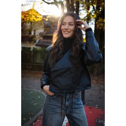 GEACA PETRECUTA CU EFECT DE PIELE MIA CASUAL CHIC TALIE UNICA Negru