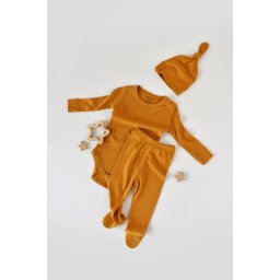 Set 3 piese: body cu maneca lunga, pantaloni lungi cu botosei si caciulita din bumbac organic si modal - Mustar, BabyCosy (Marim