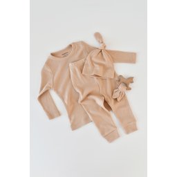 Set 3 piese: bluzita cu maneca lunga, panataloni lungi si caciulita din bumbac organic si modal - somon (marime: 18-24 luni)