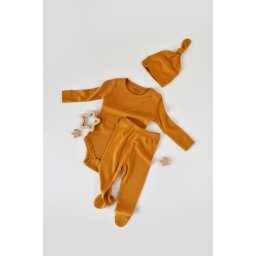 Set 3 piese: body cu maneca lunga, panataloni lungi cu botosei si caciulita din bumbac organic si modal - mustar, baby cosy (marime: 3-6 luni)
