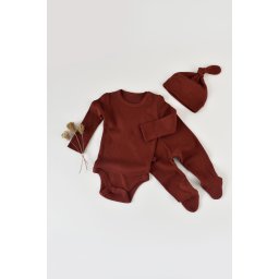 Set 3 piese: body cu maneca lunga, panataloni lungi cu botosei si caciulita din bumbac organic si modal - caramiziu, baby cosy (marime: 6-9 luni)
