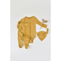 Set 3 piese: body cu maneca lunga, panataloni lungi cu botosei si caciulita din bumbac organic si modal - sofran, baby cosy (marime: 6-9 luni)