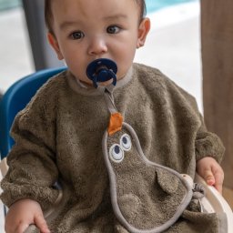 Textil din bambus pentru dentitie cu agatatoare suzeta din lemn para inca rust