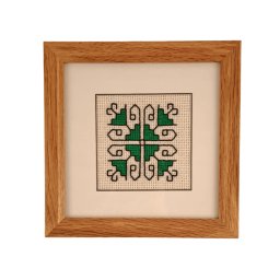 Ramă lemn cu model tradițional cusut pe etamină - verde (19x19cm)