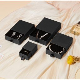 Cutie decorativa pentru ambalare bijuterii cadou negru (Dimensiune cutie: 10 x 10 cm)