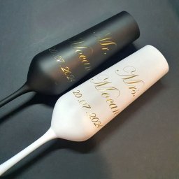 Set 2 pahare Mr. si Mrs., personalizate prin gravura, din cristal Bohemia, negru-alb&auriu - KLTM407013