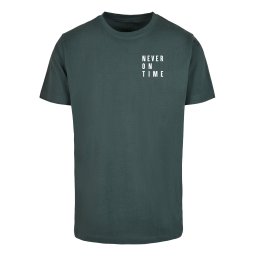 Merchcode Tricou 'Never On Time' verde închis / alb