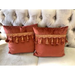 Set 2 perne decorative cu fata detasabila, Hiko COMFY catifea caramzie cu banda ciucuri vascoza