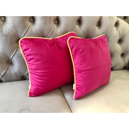 Set 2 perne decorative cu fata detasabila, Hiko COMFY catifea flamingo roz cu vipusca galbena